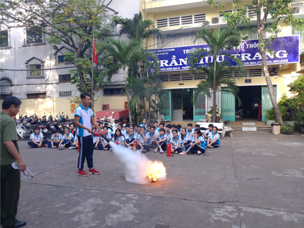 Tập huấn sử dụng bình chữa cháy cho học sinh_017_2017